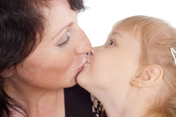 Córka całuje mama — Zdjęcie stockowe