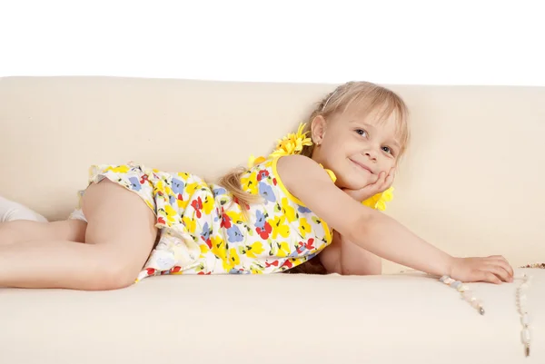 Küçük kızı kanepe — Stok fotoğraf
