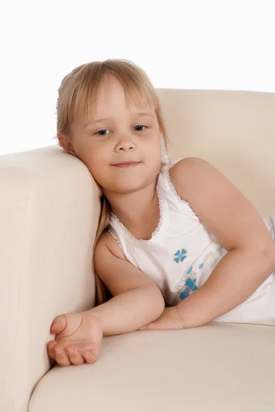 Giovane ragazza sul divano — Foto Stock