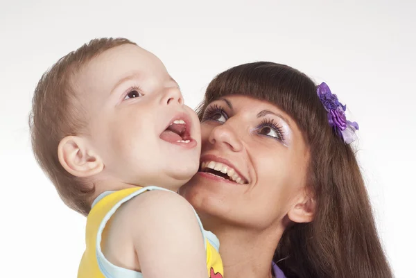 Lächelnde Mutter und Baby — Stockfoto