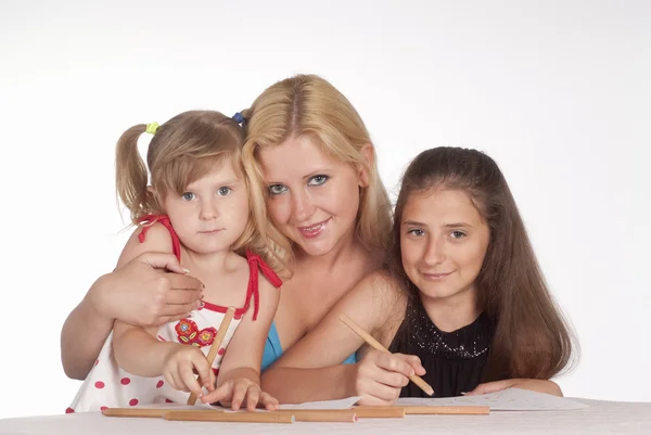 Семья рисует за столом — стоковое фото