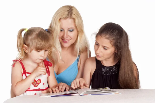Три девушки читают — стоковое фото