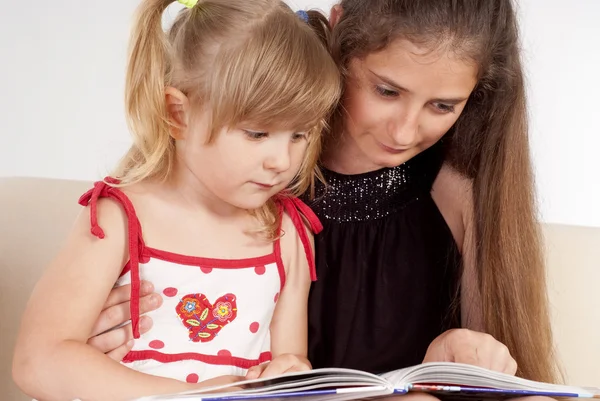 Two sisters read — Stock Photo, Image