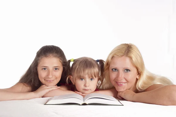 阅读的三个女孩 — 图库照片