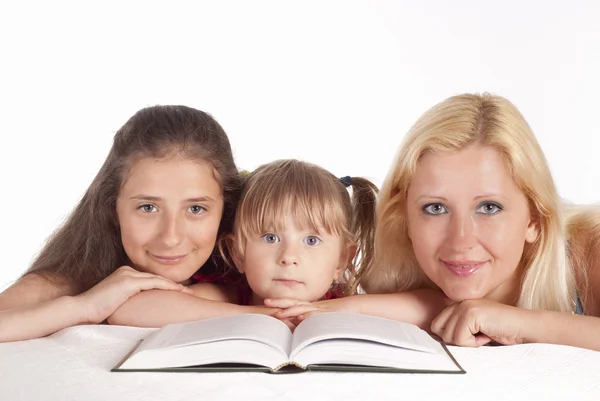 Üç kız okuma — Stok fotoğraf