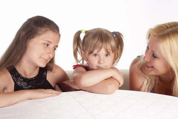 Tre flickor på vit — Stockfoto