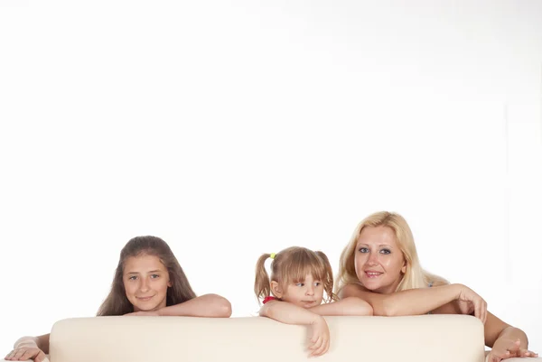 Famiglia sul divano — Foto Stock