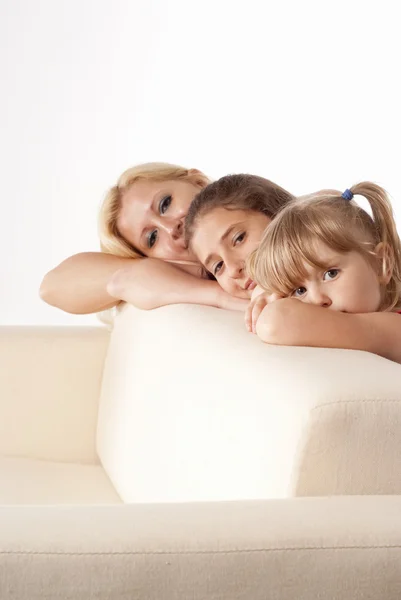 Familj och soffa — Stockfoto
