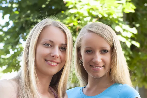 Twee meisjes op aard — Stockfoto