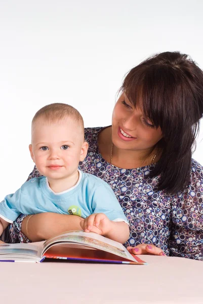 Maman lire avec bébé — Photo