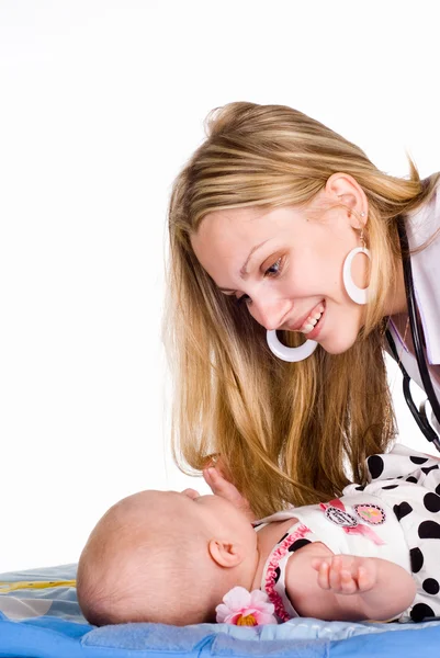 Läkare med baby — Stockfoto