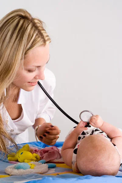 Médico con bebé — Foto de Stock