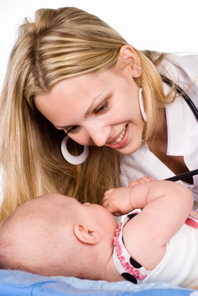 Sjuksköterska med baby — Stockfoto