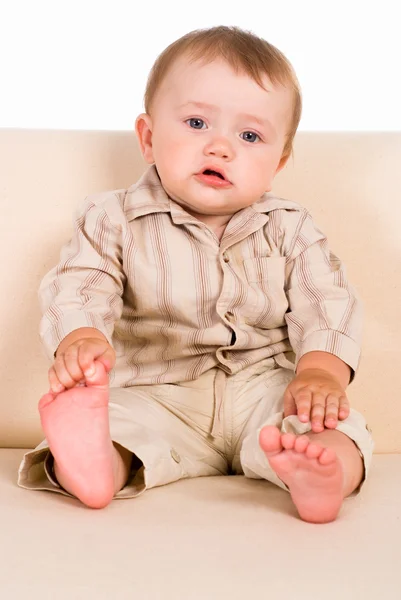 Baby op sofa — Stockfoto