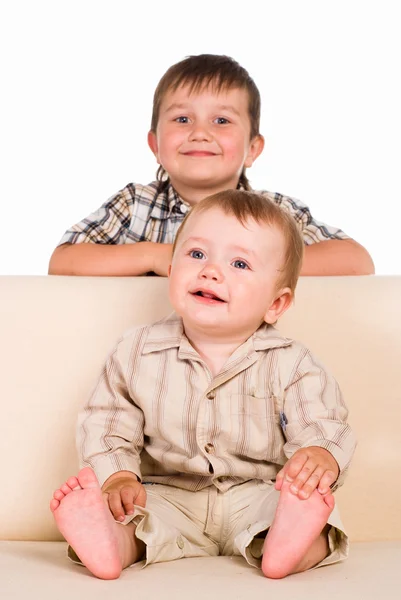 Due fratelli sul divano — Foto Stock