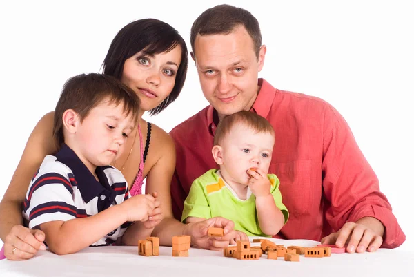 Familie speelt aan tafel — Stockfoto