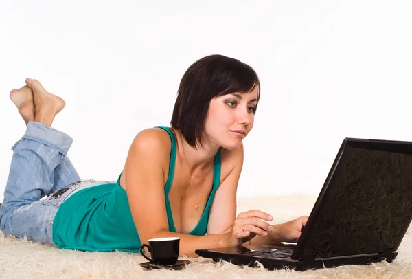 Flicka med laptop och cup — Stockfoto