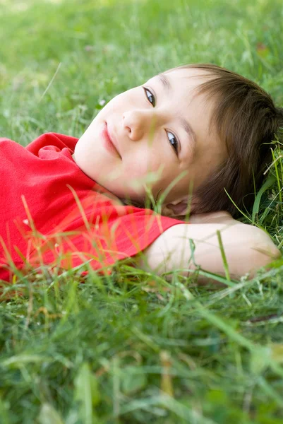 Chłopiec na trawie — Zdjęcie stockowe
