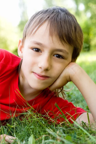 Chlapec na trávě — Stock fotografie