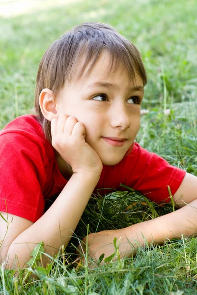Pojke på gräs — Stockfoto
