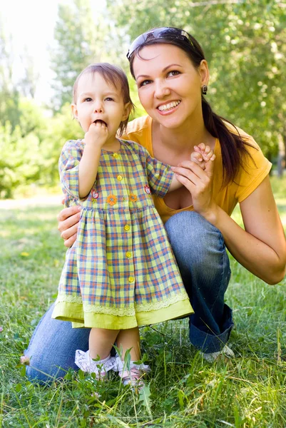 Maminka a dítě trávě — Stock fotografie