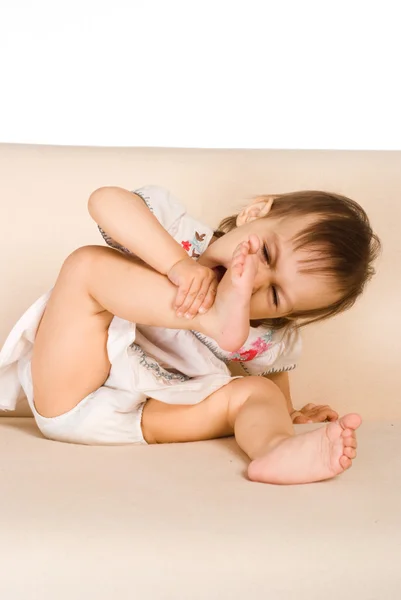 Dítě na pohovce — Stock fotografie