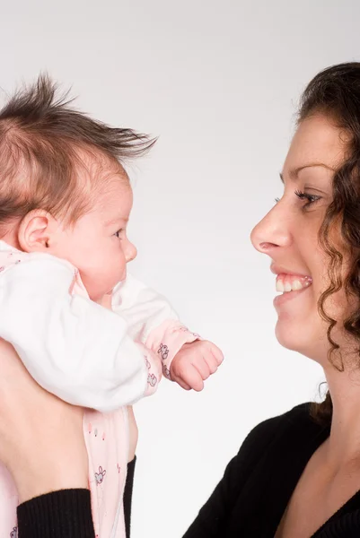 Söta mamma med sin bebis — Stockfoto