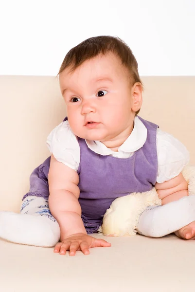 ソファの上の小さな赤ちゃん — ストック写真