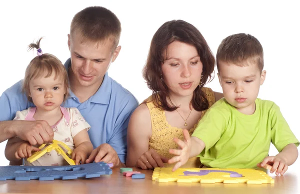 Leuke familie spelen — Stockfoto