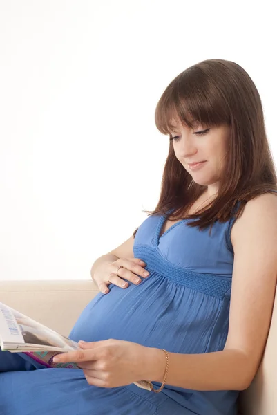 Těhotná dívka čtení — Stock fotografie