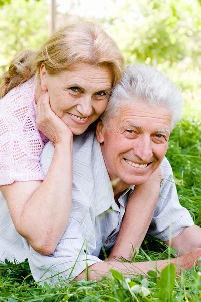 Idős házaspár, fekvő — Stock Fotó