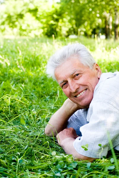 Oude man op gras — Stockfoto