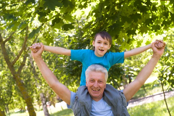 Enkel mit seinem Großvater — Stockfoto