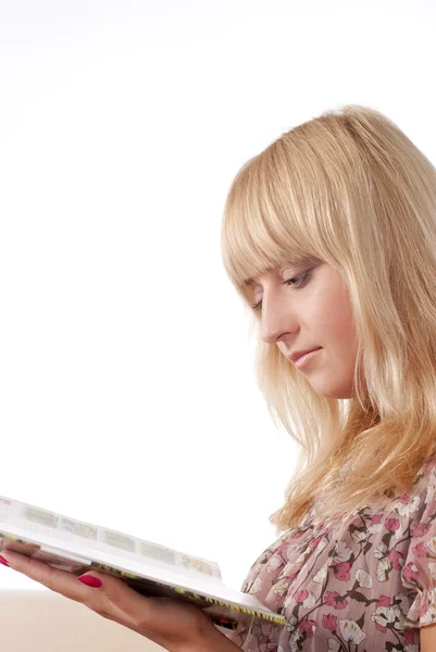 Ładny blond czytania — Zdjęcie stockowe