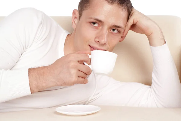 Killen med cup på soffa — Stockfoto