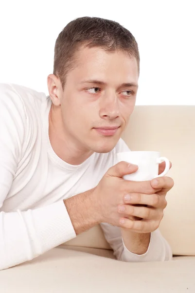 Guy avec tasse sur canapé — Photo
