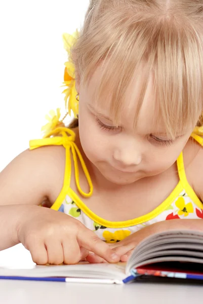 Lilla flicka läser — Stockfoto