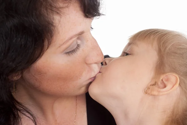 Mãe beijos filha — Fotografia de Stock