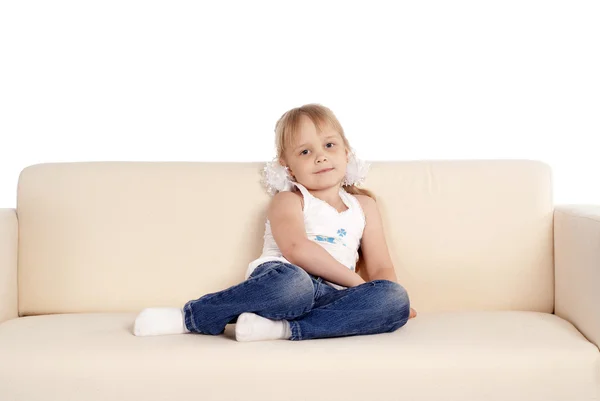 Jong meisje op een sofa — Stockfoto