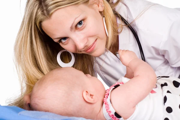 Sjuksköterska med baby — Stockfoto