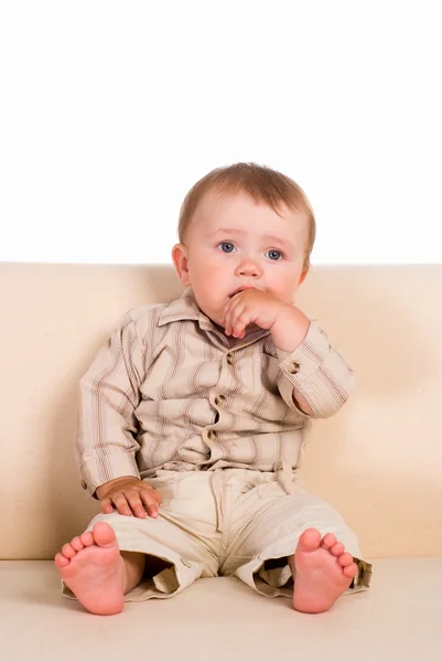 Niño pequeño sentado —  Fotos de Stock