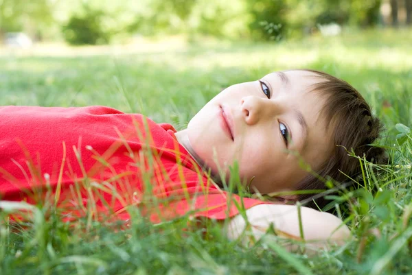 Chłopiec na trawie — Zdjęcie stockowe