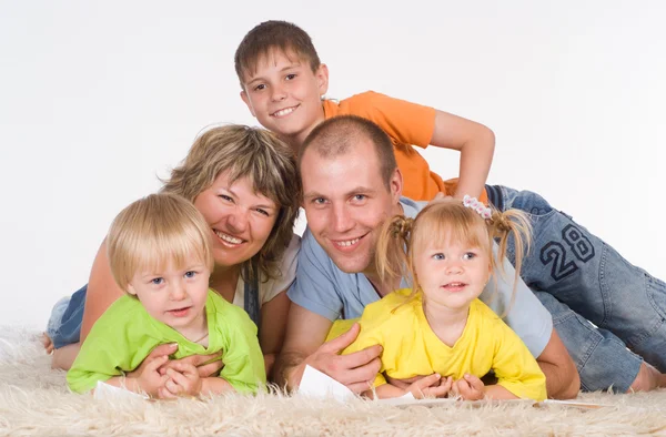 Familjen på mattan — Stockfoto