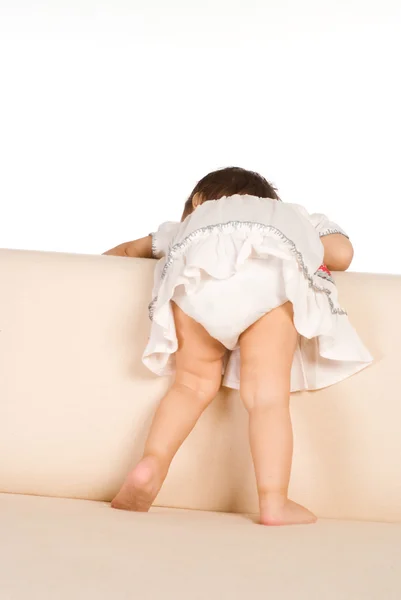 Смешной ребенок на диване — стоковое фото
