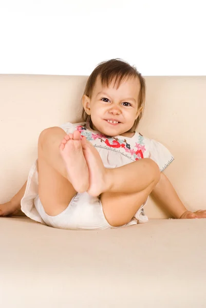 Bebê engraçado no sofá — Fotografia de Stock