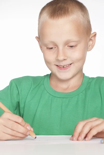 Мальчик рисует за столом — стоковое фото