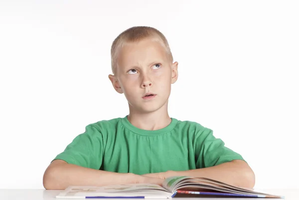 Jonge jongen leest — Stockfoto