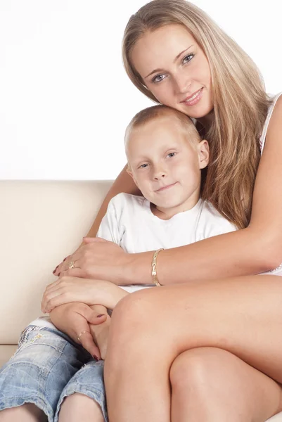 Mamma e figlio sul divano — Foto Stock