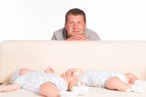 お父さんとソファの上の赤ちゃん — ストック写真
