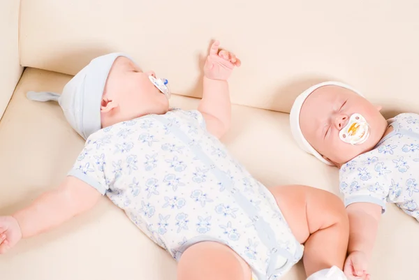 Маленькие новорожденные лежат — стоковое фото